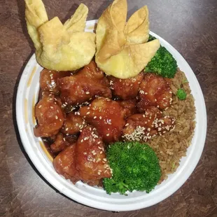 a plate of food with broccoli and chicken