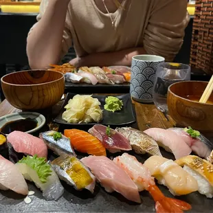 omakase; very nice selection and variety of fish!
