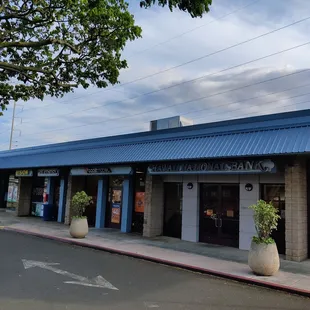 Territorial Savings, Hawaii National Bank, and Finance Factors are all clustered together with Boost Mobile and Luxe Esthetics