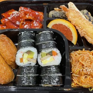 Kimbap &amp; Spicy Rice Cake (Tteokbokki) bento