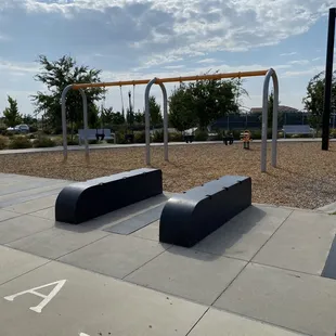 Multiple seating areas ("piano keys") however there is no shade above any of these seatings.