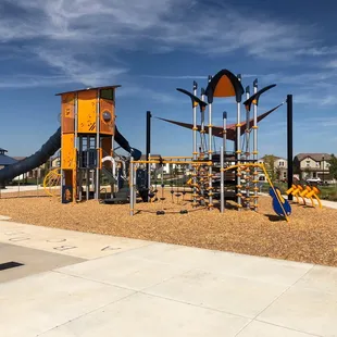 5+ play structure area
