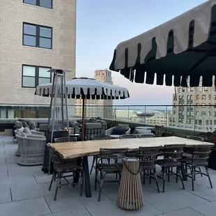 Kamper&apos;s Rooftop Lounge