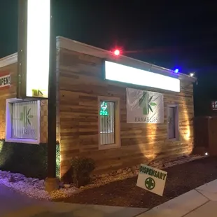 The design of the building fits perfect in the Las Vegas Downtown/Art District. Bubba OG &amp; Juicy Hemp Wraps the bizniz!!!