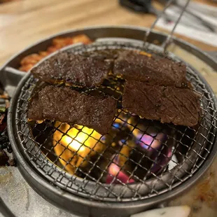 왕 꽃갈비 is moist, tasty, and high quality