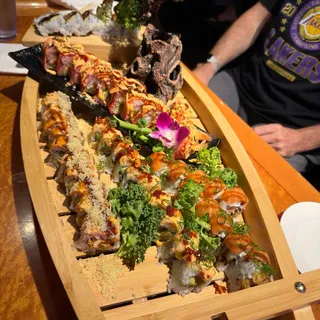 Spicy Salmon Roll with Crunch