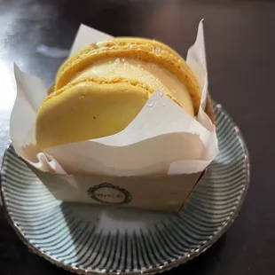 Mango macaron with mango ice cream