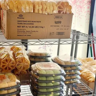 Besides mochi, I see they sell Chinese pretzels.