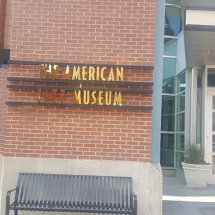 When looking for good music, a bite to eat,  and a couple of cocktails the Juke House is the place to go.