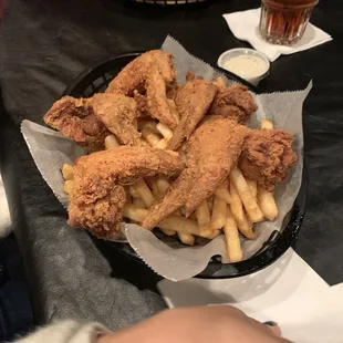 food, chicken wings and fried chicken