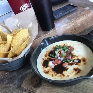 QUESO & CHIPS