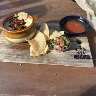 Chorizo con queso and pico de gallo! Ah mama que rico!