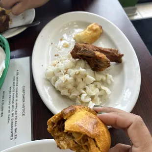 Chicharrones con choclo y Santeña de pollo.
