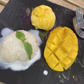 Sticky Rice with Mango (seasonal)