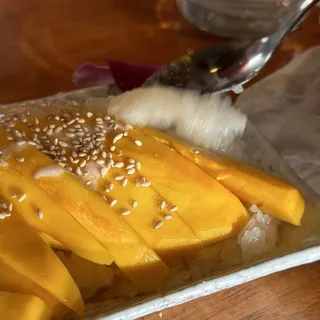 Sweet Sticky Rice w/ Mango (Seasonal)