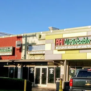 Kapalama Laundrette (which used to be where Magnolia Ice Cream was), Ahi n Vegtable - daytime