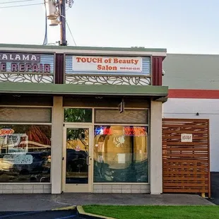 Kapalama Shoe Repair and Touch of Beauty Salon. (this hair salon used to be a barber shop and a bar.)