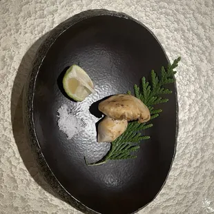 Matsutake suyaki (grilled mushroom with sea salt and sudachi)