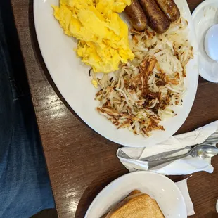 a plate of breakfast food