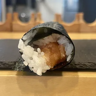 Salmon hand roll