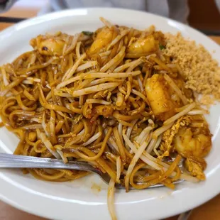 Shrimp Pad Thai, hard to tell the truth about flavor.. our dish tasted like the ocean (salty) but others say it's good... For me 3/10..