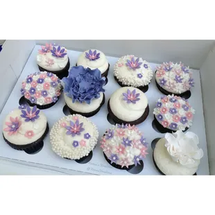 Assorted fondant flower decorated cupcakes