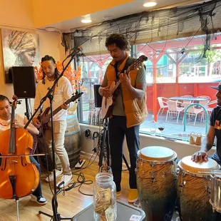 Namorados da Lua performing