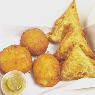 Samosa/Sambusa &amp; Viyazi Mayai.