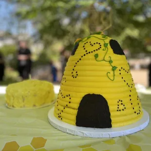 Beehive cake and smash cake for first bee-day!