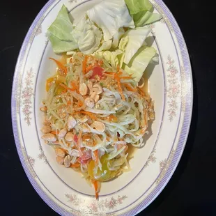 Green papaya salad with peanuts, vegetarian