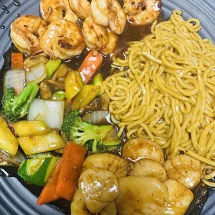 Hibachi Shrimp and Scallop 
Served with fried rice or noodles, soup and salad.