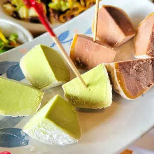 Mochi Ice Cream (green tea &amp; chocolate)