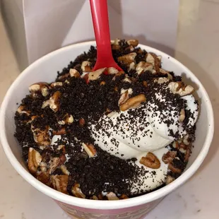 Frozen yogurt with pecans &amp; crushed Oreos
