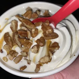 Vanilla frozen yogurt with hot caramel &amp; pecans