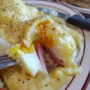 Gordon Ramsay is wrong.  It's a perfectly poached egg that shows you know how to cook!