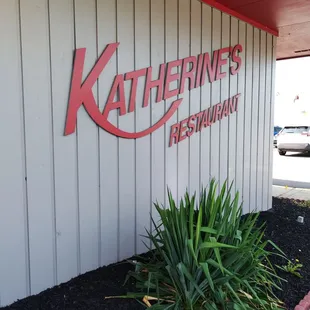 Low key and comfortable.  This is where you want to come for breakfast.