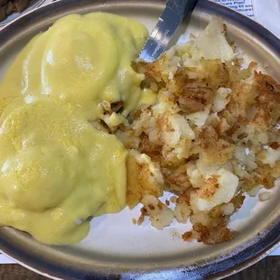 Egg's Benedict w/crisped up hash browns