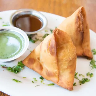 Fresh veggie samosa served with homemade mint &amp; sweet tamarind sauce. Yum :)