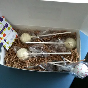 Cute box with cute cake pops!