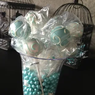 Re velvet and raspberry lemon (It doesn't come with the vase and filler) Tiffany blue