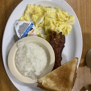 a plate of breakfast food