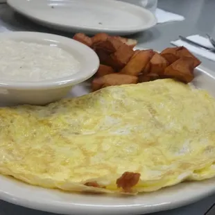 Bacon Mushroom Swiss Omelet. Grits. &quot;Chunky&quot; potatoes.