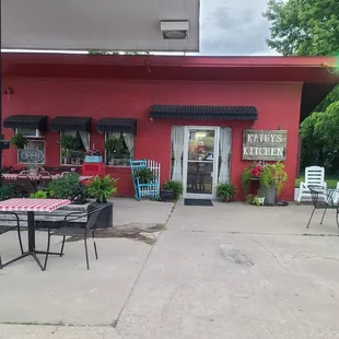 Family friendly restaurant that gives the feeling of eating in your home.  Everything made fresh to order. We have a top notch crew!