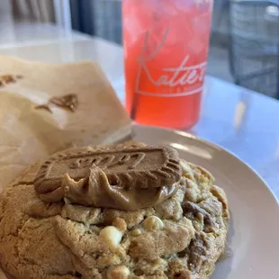 Holy Moly this was the BEST cookie &amp; lemonade !!