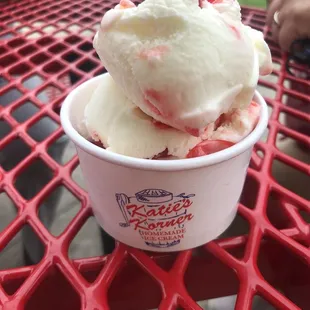 White House Cherry 1-scoop in a cup