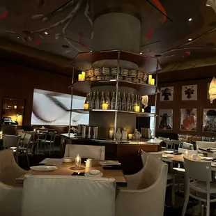 The restaurant just before rush.