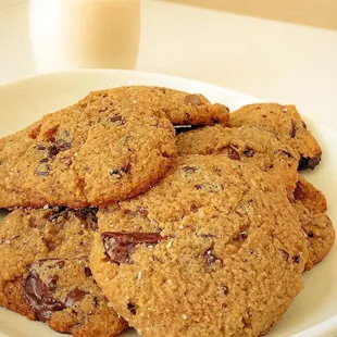 Keto soft chocolate chip cookies