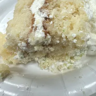 you can see it's not a tres leches and you see it's not fresh, nor moist also there green lil particles