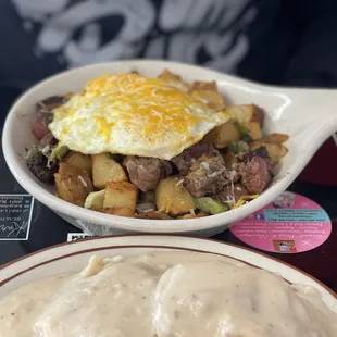  bowl of potatoes and a bowl of gravy
