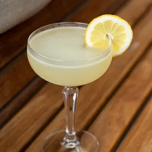 a glass of lemonade on a wooden table